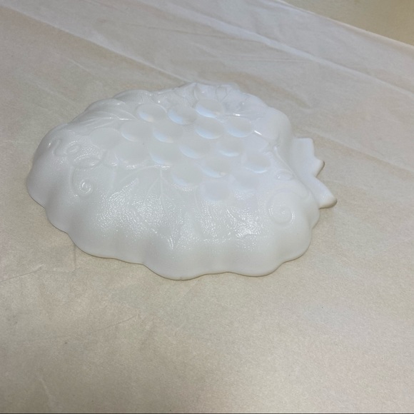 VTG Hazel Atlas Grape shaped Milk Glass Dish - Picture 10 of 10